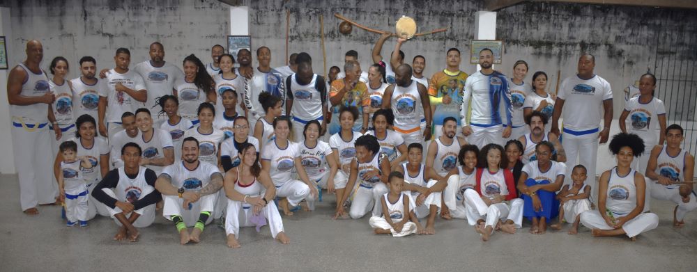 Uma roda de capoeira cheia de ax  uma roda animada e alegre. Na capoeira, "ax" representa fora, nimo e energia.